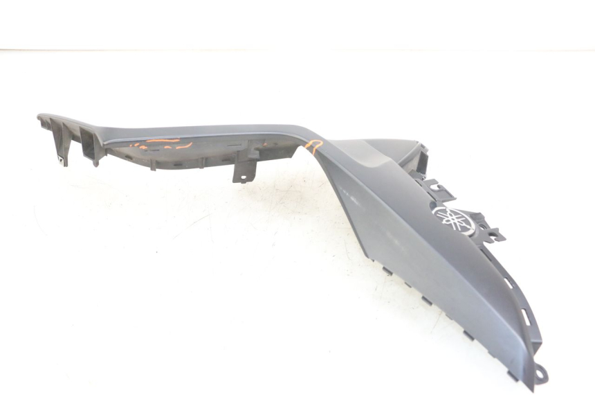 photo de CACHE TELAIO LATERALE SINISTRO YAMAHA XMAX X-MAX ABS 125 (2017 - 2020) - Altra vista dell'articolo