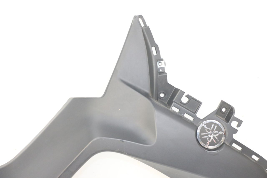 photo de CACHE TELAIO LATERALE SINISTRO YAMAHA XMAX X-MAX ABS 125 (2017 - 2020) - Primo piano ad alta risoluzione