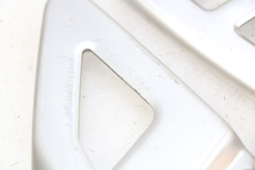 photo de CACHE TELAIO LATERALE SUZUKI SV N 650 (1999 - 2002) - Primo piano tecnico