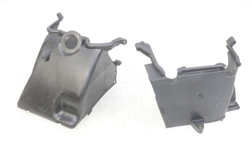 photo de COPERCHIO CILINDRO PEUGEOT CITYSTAR AIR 125 (2014 - 2017) - Dettagli dei punti di fissaggio