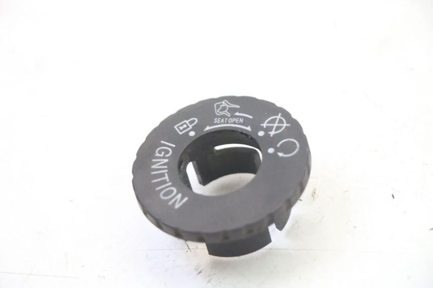 photo de COPERCHIO BLOCCHETTO ACCENSIONE SYM FIDDLE 3 III 125 (2014 - 2020) - Dettaglio del componente