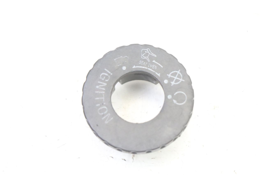 photo de COPERCHIO BLOCCHETTO ACCENSIONE SYM FIDDLE 125 (2008 - 2010) - Dettaglio del componente