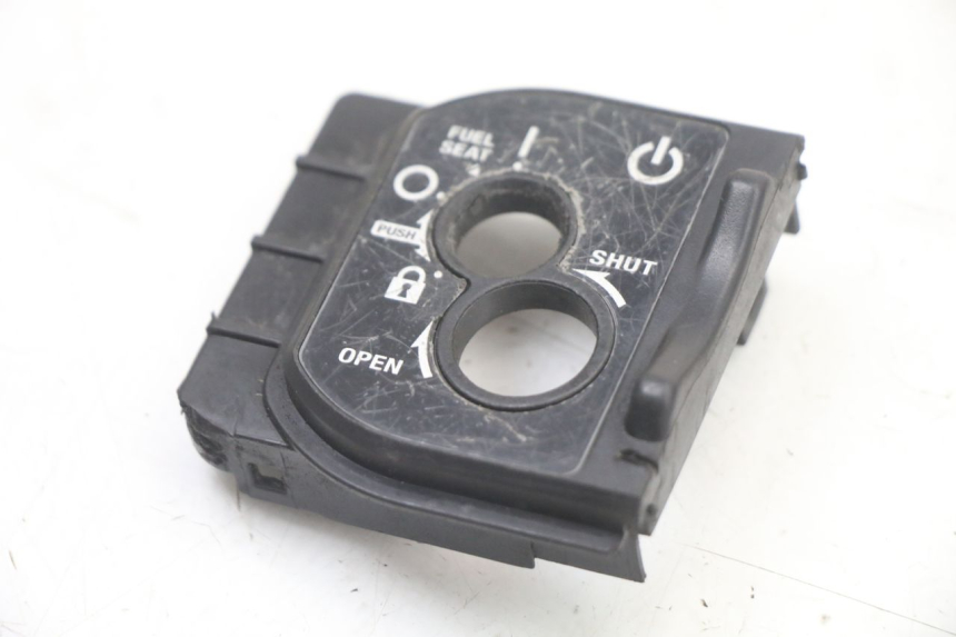 photo de COPERCHIO BLOCCHETTO ACCENSIONE HONDA PCX (JF57/JF64) 125 (2014 - 2018) - Dettaglio del componente