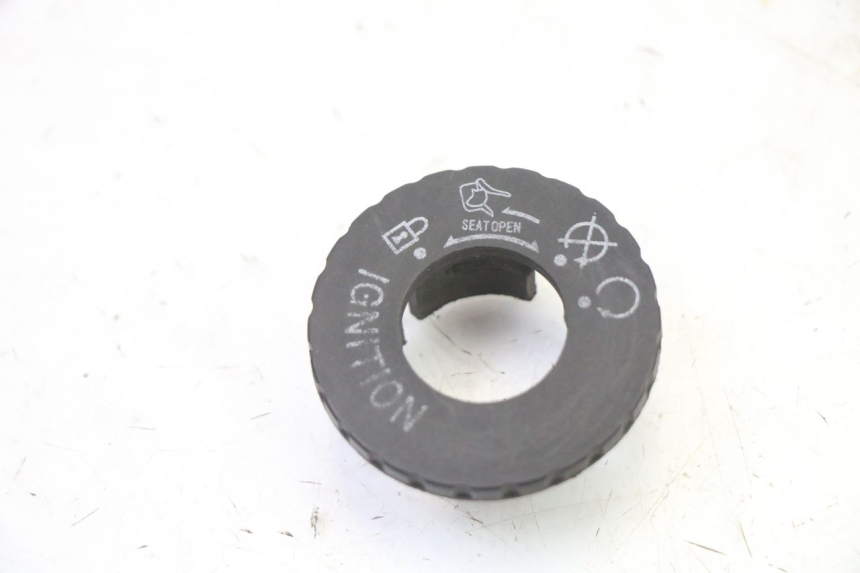 photo de COPERCHIO BLOCCHETTO ACCENSIONE SYM JET 14 4T 50 (2018 - 2022) - Dettaglio del componente