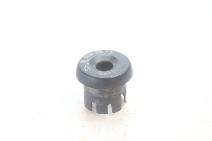 photo de COPERCHIO BLOCCHETTO ACCENSIONE SYM MIO 50 (2005 - 2010) - Dettaglio del componente