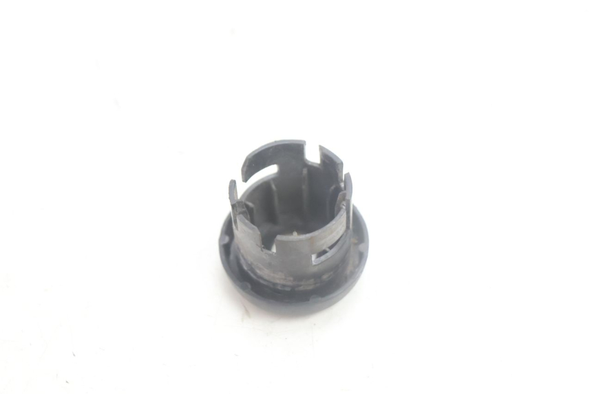 photo de COPERCHIO BLOCCHETTO ACCENSIONE SYM MIO 50 (2005 - 2010) - Altra angolazione