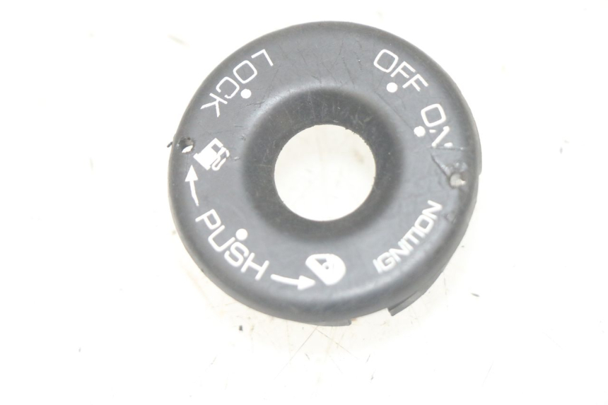 photo de COPERCHIO BLOCCHETTO ACCENSIONE PIAGGIO MP3 HPE 300 (2019 - 2026) - Dettaglio del componente