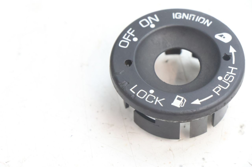 photo de COPERCHIO BLOCCHETTO ACCENSIONE PIAGGIO MP3 500 (2016 - 2018) - Dettaglio del componente