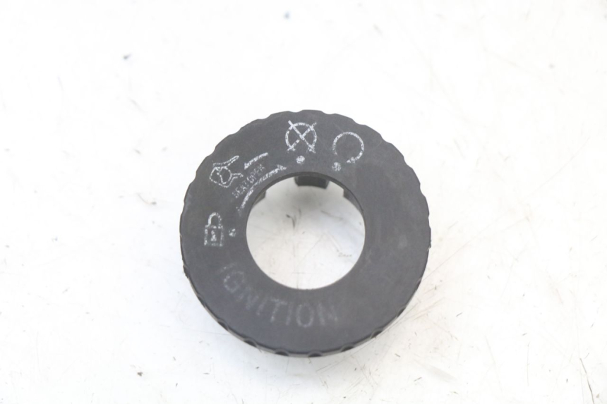 photo de COPERCHIO BLOCCHETTO ACCENSIONE PEUGEOT BELVILLE 125 (2017 - 2021) - Dettaglio del componente