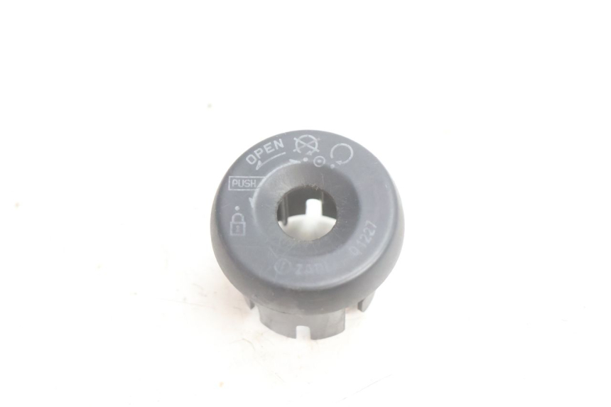 photo de COPERCHIO BLOCCHETTO ACCENSIONE APRILIA SCARABEO GT 125 (1999 - 2007) - Vista principale