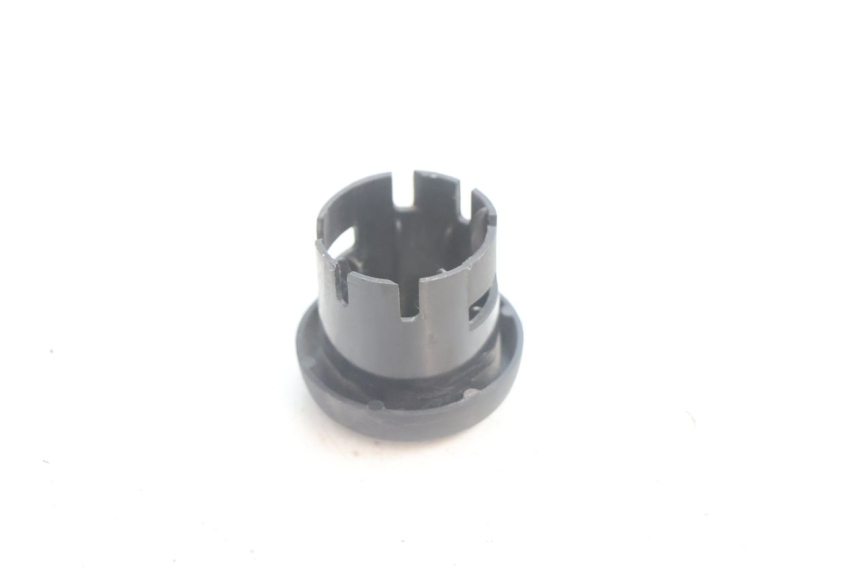 photo de COPERCHIO BLOCCHETTO ACCENSIONE APRILIA SCARABEO GT 125 (1999 - 2007) - Altra angolazione