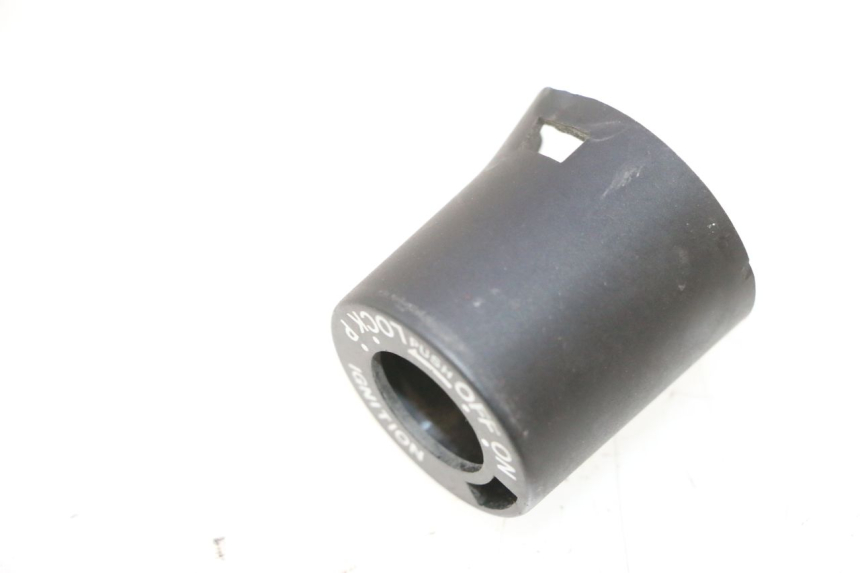 photo de COPERCHIO BLOCCHETTO ACCENSIONE DUCATI SS IE DS CARENEE 1000 (2002 - 2006) - Altra angolazione