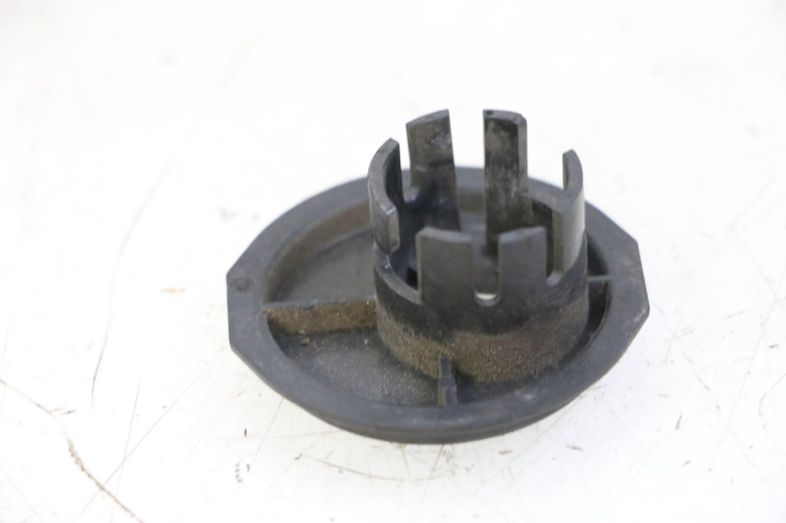 photo de COPERCHIO BLOCCHETTO ACCENSIONE SUZUKI BURGMAN 125 (2015 - 2017) - Dettaglio del componente