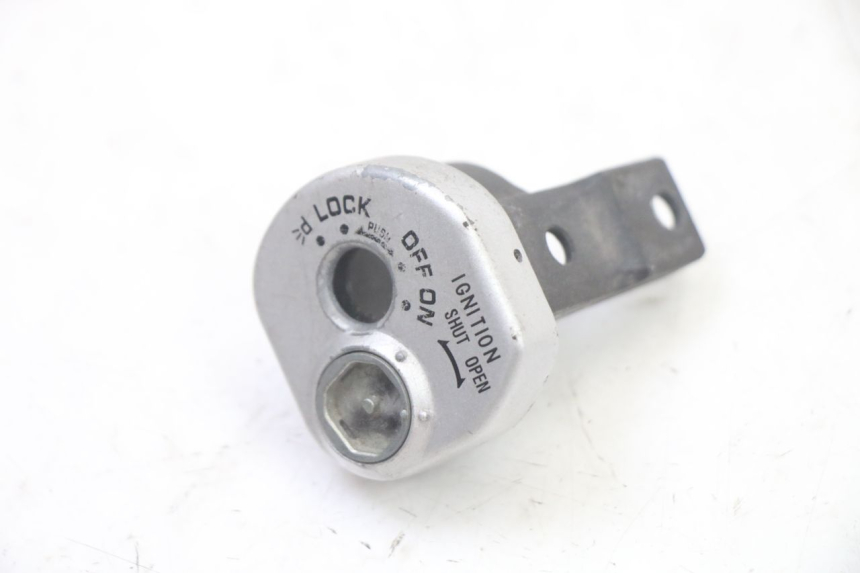 photo de COPERCHIO BLOCCHETTO ACCENSIONE SUZUKI UH BURGMAN 125 (2002 - 2006) - Dettaglio del componente