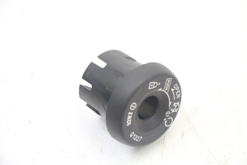 photo de COPERCHIO CHIAVE YAMAHA YP MAJESTY 125 (2007 - 2010) - Dettaglio del componente