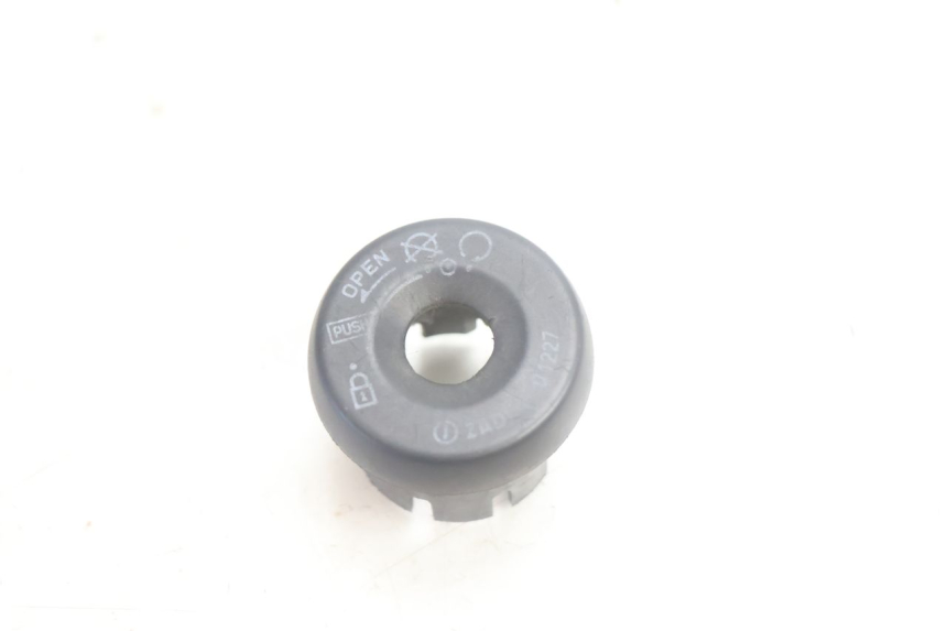 photo de COPERCHIO CHIAVE YAMAHA YP MAJESTY 125 (2002 - 2006) - Dettaglio del componente