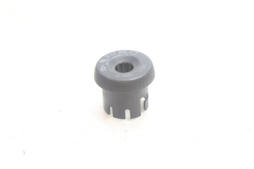 photo de COPERCHIO CHIAVE YAMAHA YP MAJESTY 125 (2002 - 2006) - Dettaglio del componente