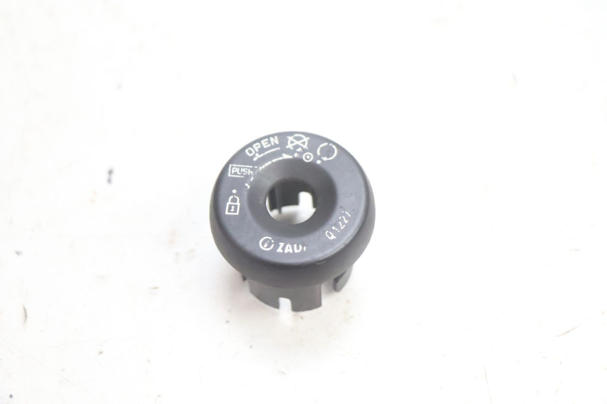 photo de COPERCHIO CHIAVE YAMAHA YP MAJESTY 125 (2002 - 2006) - Vista principale
