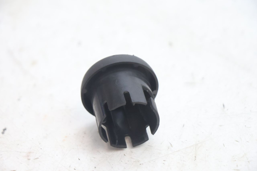 photo de COPERCHIO CHIAVE YAMAHA YP MAJESTY 125 (2002 - 2006) - Altra angolazione