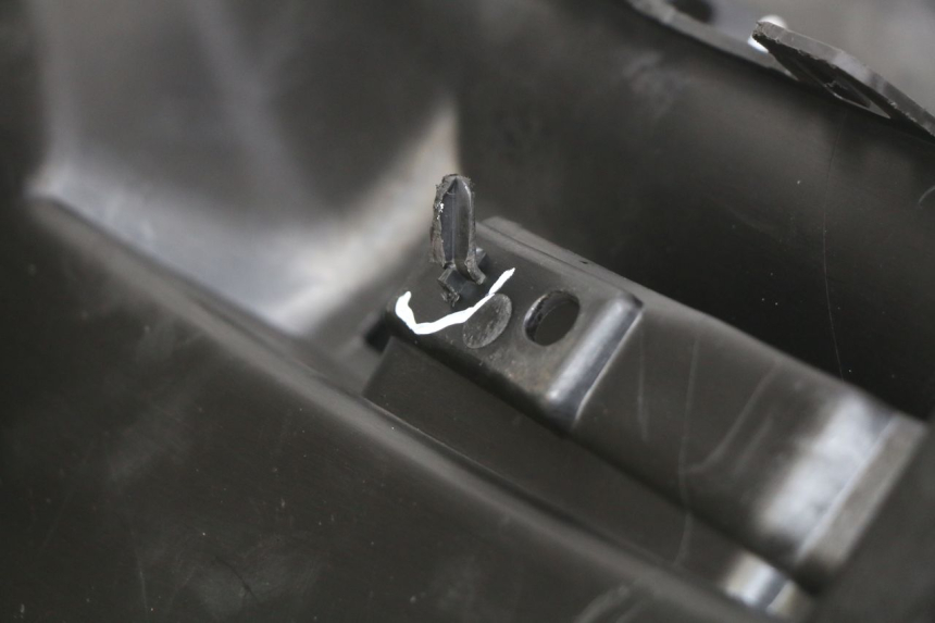 photo de COPERCHIO SOTTO SELLA PEUGEOT CITYSTAR 125 (2011 - 2017) - Zoom sullo stato d'uso