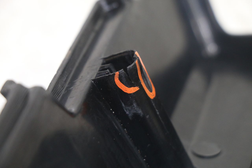 photo de CARENA SOTTO SELLA DESTRA PEUGEOT 103 SPX CLIP 50 (1989 - 1992) - Stato della superficie e materiale