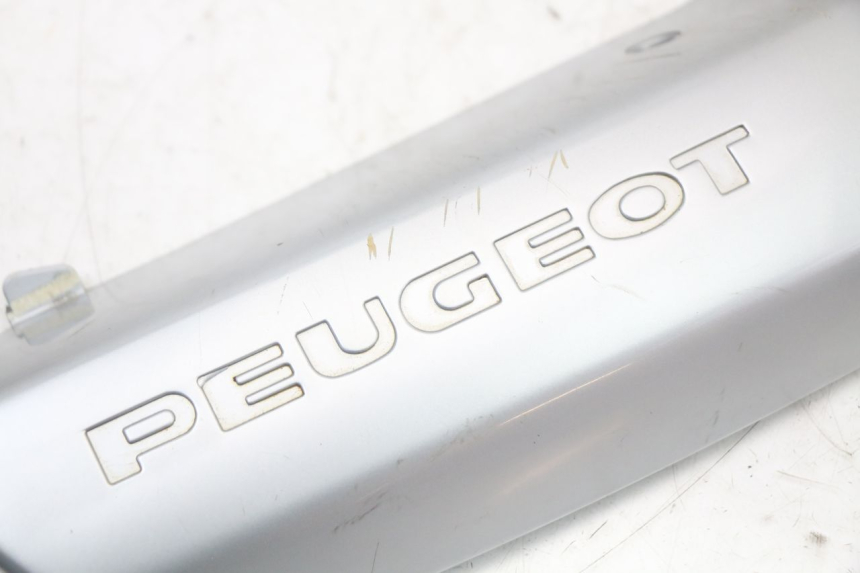 photo de COPERCHIO SOTTO SELLA DESTRO PEUGEOT 103 VOGUE VS2 50 (2004 - 2017) - Altra angolazione