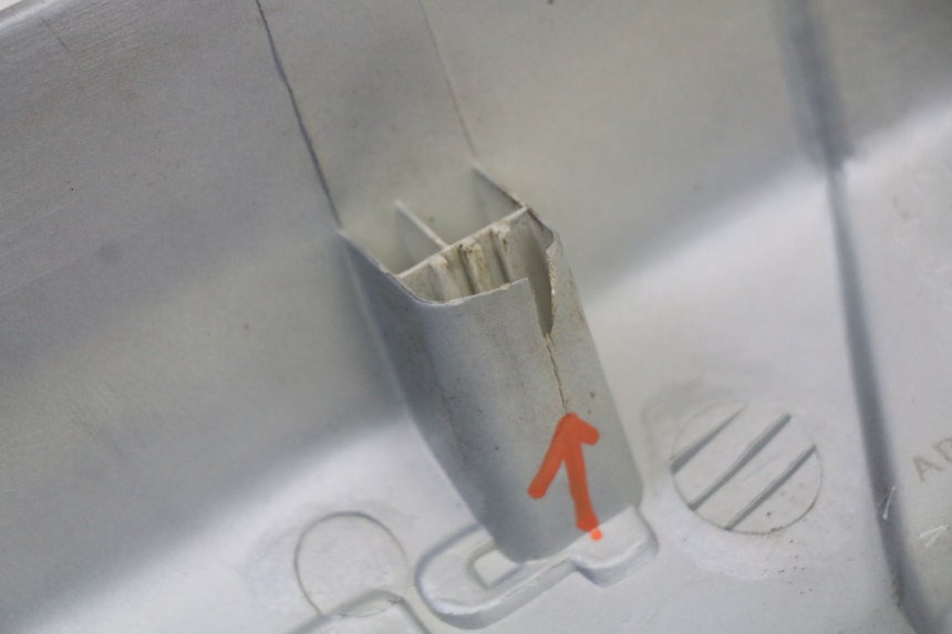 photo de COPERCHIO SOTTO SELLA DESTRO PEUGEOT 103 VOGUE VS2 50 (2004 - 2017) - Marcature e riferimenti originali