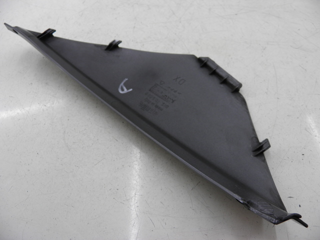 photo de COPERCHIO SOTTO SELLA DESTRO APRILIA ATLANTIC 125 (2003 - 2009) - Dettaglio del componente