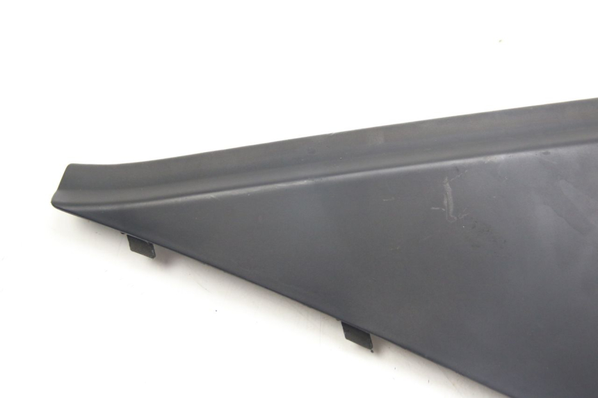 photo de COPERCHIO SOTTO SELLA DESTRO APRILIA ATLANTIC 500 (2002 - 2003) - Zoom sullo stato d'uso