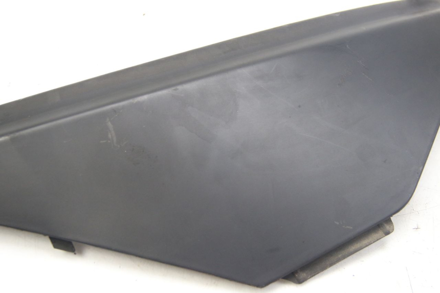 photo de COPERCHIO SOTTO SELLA DESTRO APRILIA ATLANTIC 500 (2002 - 2003) - Altra angolazione