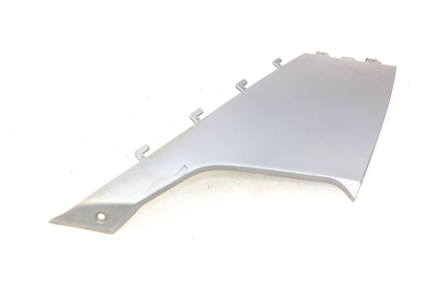 photo de COPERCHIO SOTTO SELLA DESTRO BMW C1 125 (2000 - 2003) - Primo piano tecnico