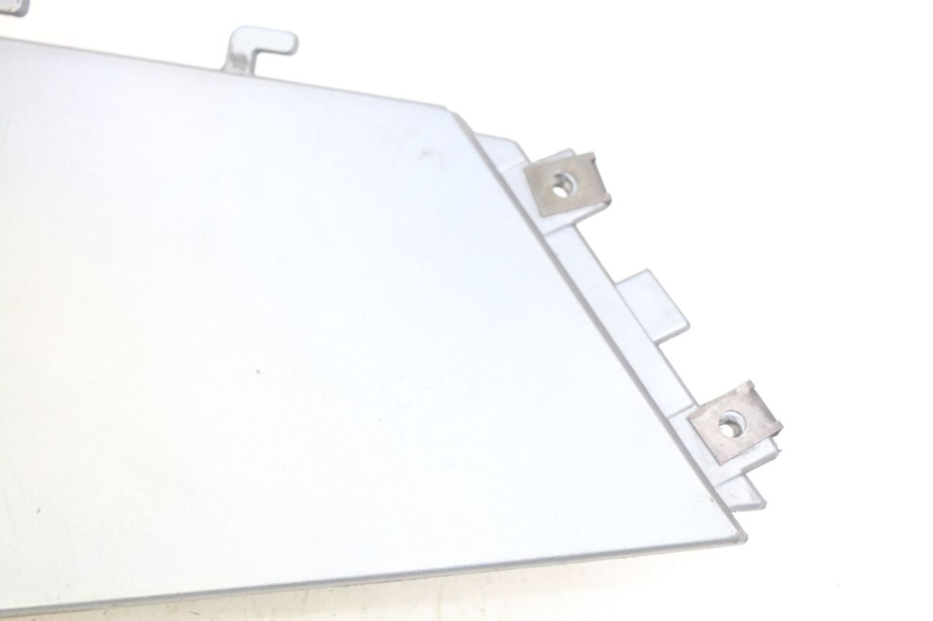 photo de COPERCHIO SOTTO SELLA DESTRO BMW C1 125 (2000 - 2003) - Dettagli dei punti di fissaggio