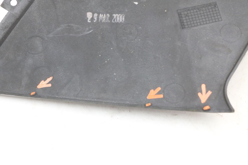 photo de COPERCHIO SOTTO SELLA DESTRO BMW C1 125 (2000 - 2003) - Primo piano tecnico