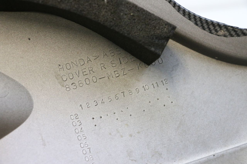 photo de CARENA SOTTO SELLA DESTRA HONDA CB F HORNET 600 (2005 - 2006) - Zoom sullo stato d'uso