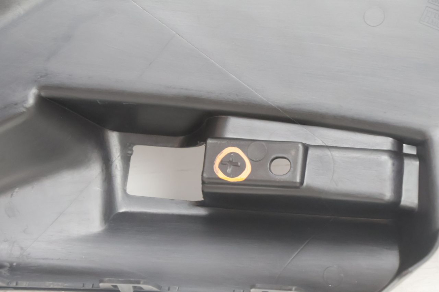 photo de CARENA SOTTO SELLA DESTRA PEUGEOT CITYSTAR 2T 50 (2018 - 2021) - Vista d'insieme del prodotto