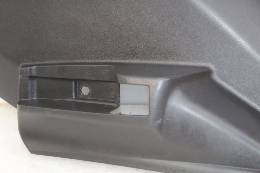 photo de COPERCHIO SOTTO SELLA DESTRO PEUGEOT CITYSTAR AIR 125 (2014 - 2017) - Marcature e riferimenti originali