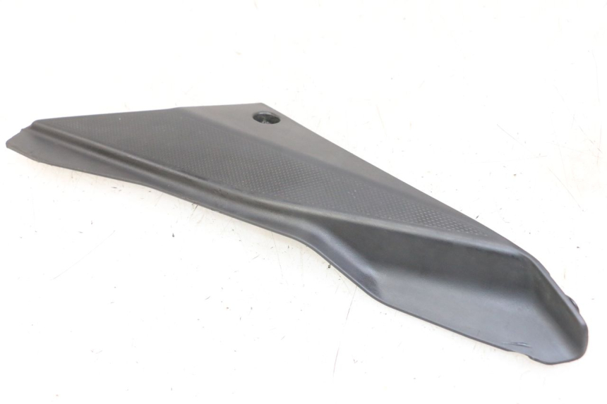 photo de CARENA SOTTO SELLA DESTRA DERBI SENDA SM DRD X-TREME 50 (2011 - 2017) - Primo piano tecnico