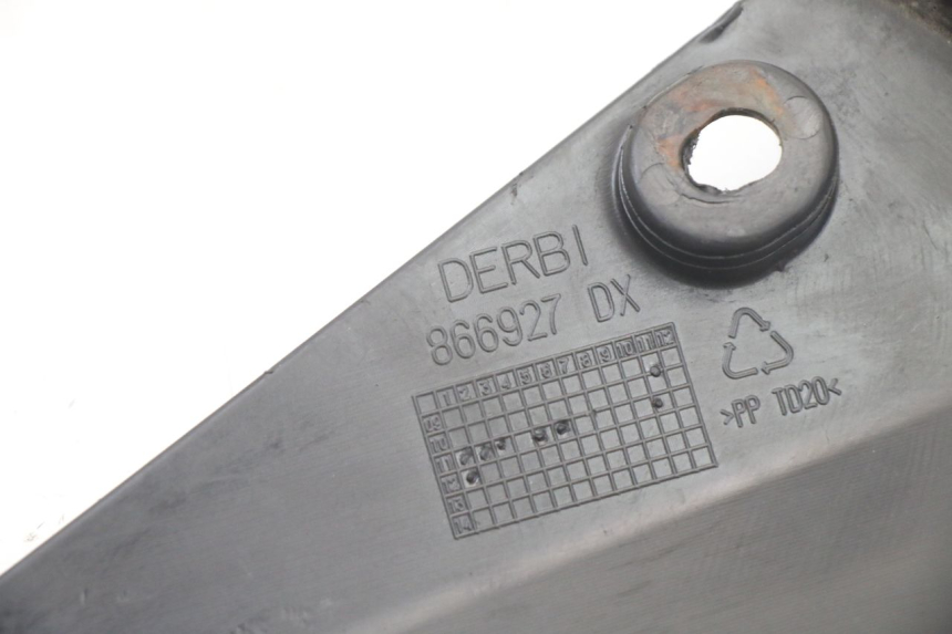 photo de CARENA SOTTO SELLA DESTRA DERBI SENDA SM DRD X-TREME 50 (2011 - 2017) - Primo piano tecnico