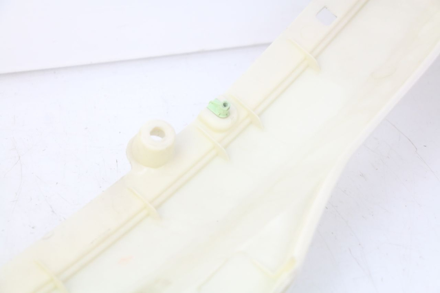 photo de COPERCHIO SOTTO SELLA DESTRO PEUGEOT DJANGO 2T 50 (2014 - 2019) - Altra angolazione