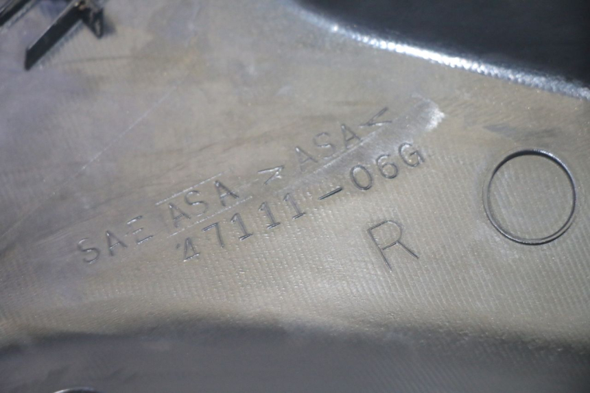 photo de CARENA SOTTO SELLA DESTRA SUZUKI DL V STROM 1000 (2002 - 2007) - Stato della superficie e materiale