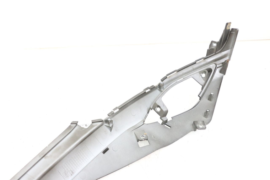 photo de CARENA SOTTO SELLA DESTRA SYM FIDDLE 3 III 50 (2014 - 2020) - Primo piano tecnico