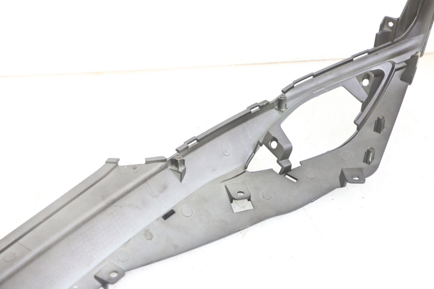 photo de CARENA SOTTO SELLA DESTRA SYM FIDDLE 3 III 50 (2014 - 2020) - Altra angolazione