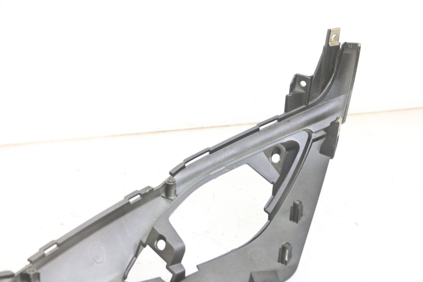 photo de CARENA SOTTO SELLA DESTRA SYM FIDDLE 3 III 50 (2014 - 2020) - Primo piano tecnico