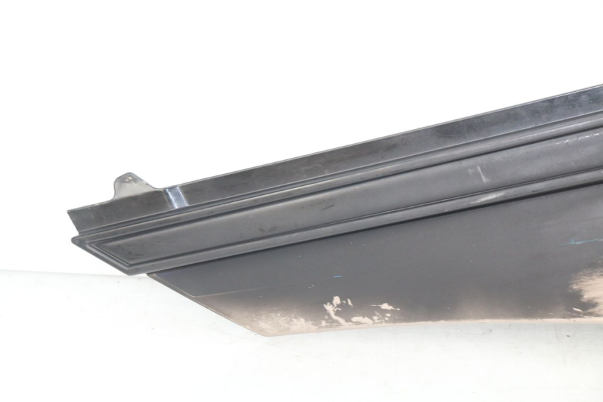 photo de COPERCHIO SOTTO SELLA DESTRO YAMAHA FJ 3CX 1200 (1986 - 1996) - Primo piano tecnico