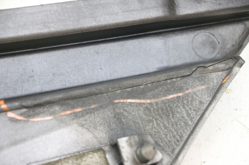 photo de COPERCHIO SOTTO SELLA DESTRO YAMAHA FJ 3CX 1200 (1986 - 1996) - Primo piano tecnico