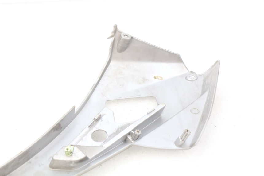 photo de COPERCHIO SOTTO SELLA DESTRO PEUGEOT GEOPOLIS 400 (2007 - 2013) - Dettaglio del componente