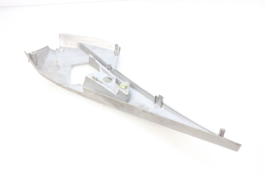 photo de COPERCHIO SOTTO SELLA DESTRO PEUGEOT GEOPOLIS 400 (2007 - 2013) - Primo piano tecnico