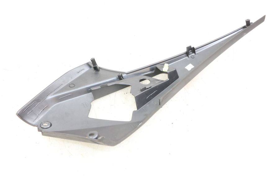 photo de CARENA SOTTO SELLA DESTRA PEUGEOT GEOPOLIS RS 125 (2007 - 2009) - Dettaglio del componente