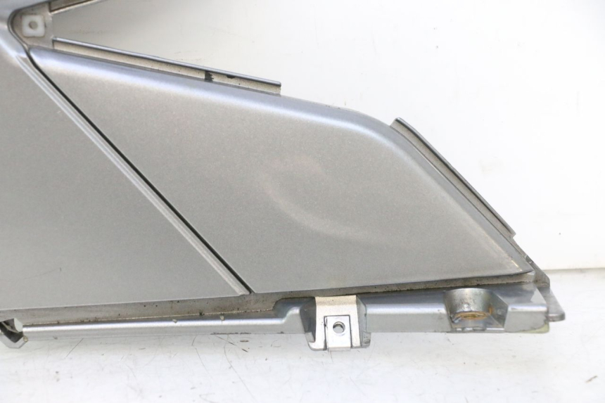 photo de CARENA SOTTO SELLA DESTRA GILERA GP 800 (2007 - 2013) - Dettaglio del componente