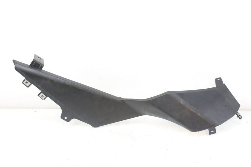 photo de COPERCHIO SOTTO SELLA DESTRO DERBI GPR 50 (2004 - 2009) - Dettaglio del componente